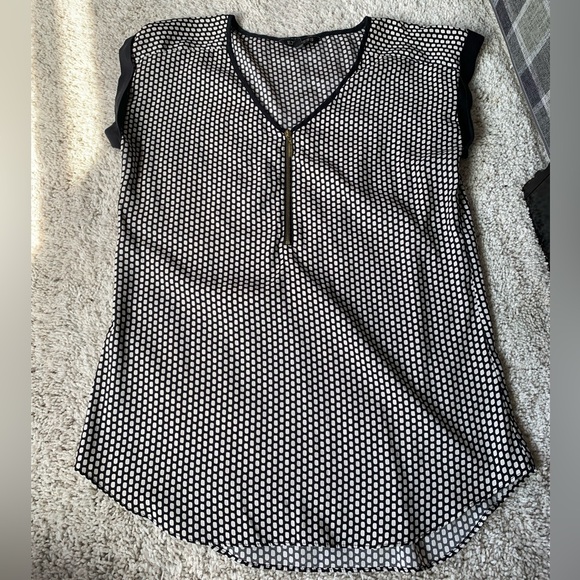 Express Tops - 🎇🎆3for$9 Express short sleeve blouse- black and white patterned- size S- zipper
